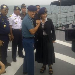Gaya Menteri Susi Sebelum Tenggelamkan Kapal Thailand Pencuri Ikan Gaya Menteri Susi Sebelum Tenggelamkan Kapal Thailand Pencuri Ikan