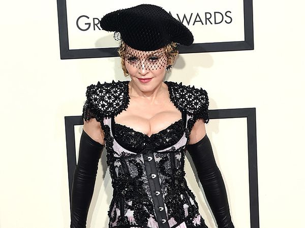 Jadi Matador, Madonna Pamer Belahan Dada di Grammy 2015