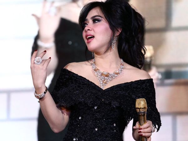 Princess Syahrini Kenakan Berlian Rp 5 Miliar