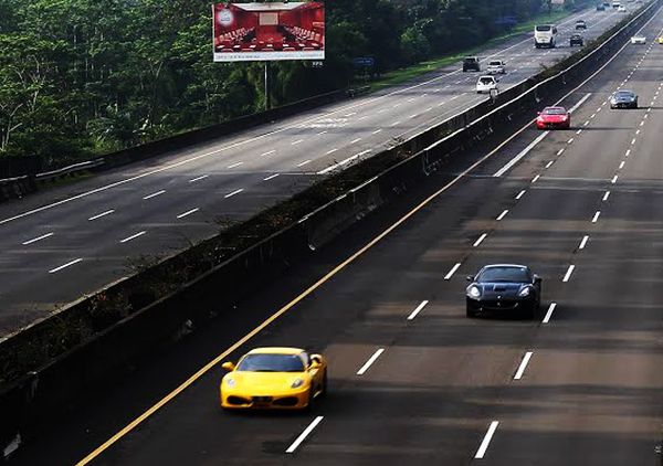 40 Ferrari Contohkan Tata Tertib Berkendara di Jagorawi 40 Ferrari Contohkan Tata Tertib Berkendara di Jagorawi