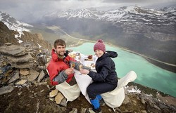 Romantis atau Ngeri? Seperti Inilah Ketika Lamaran Digelar di Pinggir Tebing