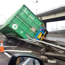 Kecelakaan, Truk Kontainer Nyangkut di Pembatas Jalan KM 19 Tol Pluit