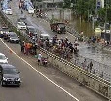 Diterjang Banjir, Begini Situasi Terkini Perempatan Grogol yang Lumpuh