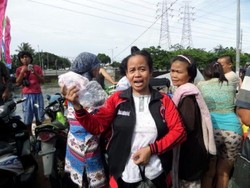 Wagub Djarot Bagi-bagi Celana Dalam untuk Pengungsi Banjir di Rawa Buaya