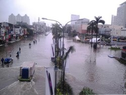 Begini Suasana Pagi di Kelapa Gading dengan Genangan Air