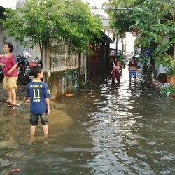 Rumah Kebanjiran, Warga Serdang Kemayoran Mengungsi di SMK 54