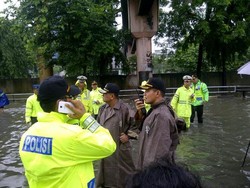 Kapolda Basah-basahan Cek Banjir di Depan Citraland