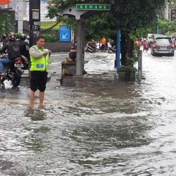 Jalan di Daerah Bisnis Kemang Masih Tergenang