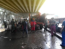 Cegah Banjir, Personel TNI dan Polri Bersihkan Sampah di Sungai Ciliwung Kalibata