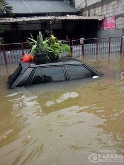 Mobil ini Kelelep Ditelan Banjir 1,5 Meter di Jl Dr Susilo Grogol