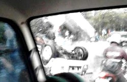 Isuzu Panther Terbalik di Dekat Halte TransJ Cawang Ciliwung