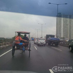 Tak Mau Kalah dengan Motor, Delman Ini Masuk Tol untuk Hindari Banjir