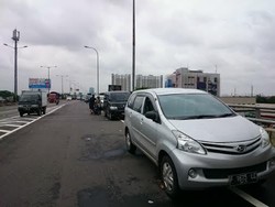 Jalur Arteri Banjir, Tol Wiyoto Wiyono Jadi Lahan Parkir Mobil