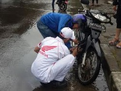 Mekanik Turun ke Jalan, Bantu Motor Mogok Akibat Banjir