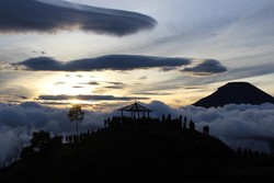 Begini Indahnya Mahakarya Tuhan di Puncak Bukit Sikunir