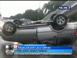 Hindari Motor, Minibus Terbalik di Jalan MT Haryono