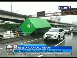 Truk Peti Kemas Tergantung di Jalan Layang