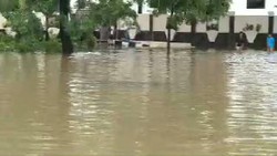 Toyota Fortuner Terjebak Banjir di Underpass Kemayoran