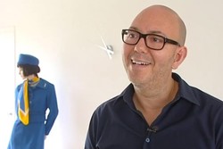 Pria Ini Koleksi 1.000 Seragam Pramugari, Garuda Indonesia Pun Ada