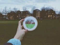 Lupakan Kamera Keren, Turis Ini Memotret dengan Menjahit