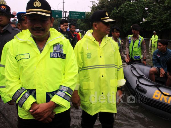 Wakapolri Terjun ke Kubangan Banjir