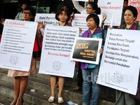 Massa Perempuan Antikorupsi Dukung KPK