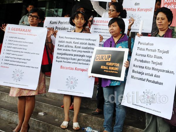 Massa Perempuan Antikorupsi Dukung KPK