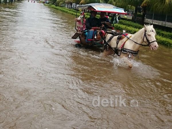 Banjir Masih Isolir Kelapa Gading