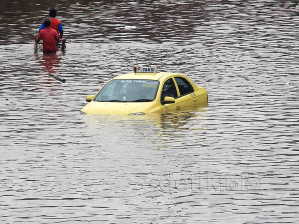 Banjir Lumpuhkan Jalan S Parman