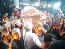 Isak Tangis Sambut Kedatangan Jenazah Rinto Harahap