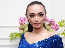 Zaskia Gotik Akan Daur Ulang Lagu The Virgin