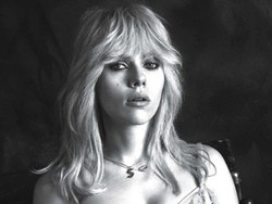 Pose Sensual Scarlett Johansson untuk Pemotretan Majalah
