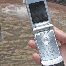 Pertolongan Pertama Saat Ponsel Jadi Korban Banjir