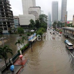 Dampak Banjir ke Bisnis: Mal Sepi, Distribusi Barang Terganggu