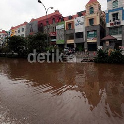 Dikepung Banjir, Konsumen di Kelapa Gading Biasa Stok Makanan Berhari-hari