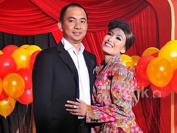 Mesranya Ayu Dewi dan Suami