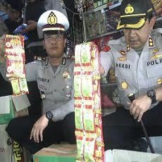 Polisi Temukan Empat Kardus Makanan Anak Kadaluwarsa