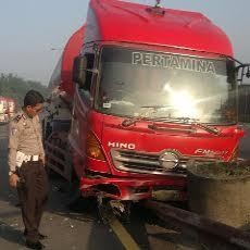 Sopir Ngantuk, Truk Tanki Tabrak Pembatas Jalan di Exit Tol Porong