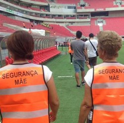 Cara Cegah Perkelahian Suporter: Datangkan Ibu-Ibu ke Stadion