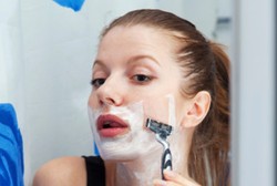 Mencukur Justru Bikin Bulu Halus di Wajah Makin Lebat? Ah Belum Tentu