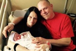 Ke Kamar Mandi karena Perut Mulas, Tak Lama Nicole Melahirkan di Bath Tub