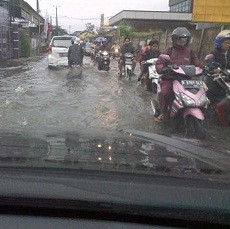 Jl Graha Raya Bintaro Banjir Setinggi 40 Cm