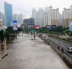 32 Kelurahan Terendam Banjir, 10 Ribu Warga Jakbar Mengungsi