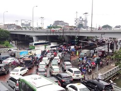 Jl S Parman Masih Terendam, Perempatan Citraland Semrawut