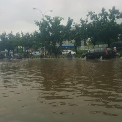 Jl Boulevard Barat Tergenang, Angkot Pulo Gadung-Senen Tetap Melintas