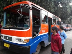 Metromini ini Diamuk Massa karena Tabrak Pemotor di Bidaracina