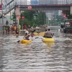 Jl S Parman Masih Banjir, Polisi Patroli Pakai Perahu Karet