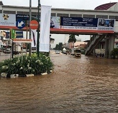 Masih Tergenang, Jalanan di Kelapa Gading Sudah Bisa Dilewati Kendaraan