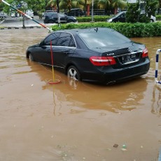 Mercy Rp 1 Miliar ini Terendam Banjir Kelapa Gading Selama 3 Hari