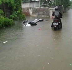 Jalanan di Papanggo Jakut Tertutup Banjir, Mobil Terperosok ke Selokan